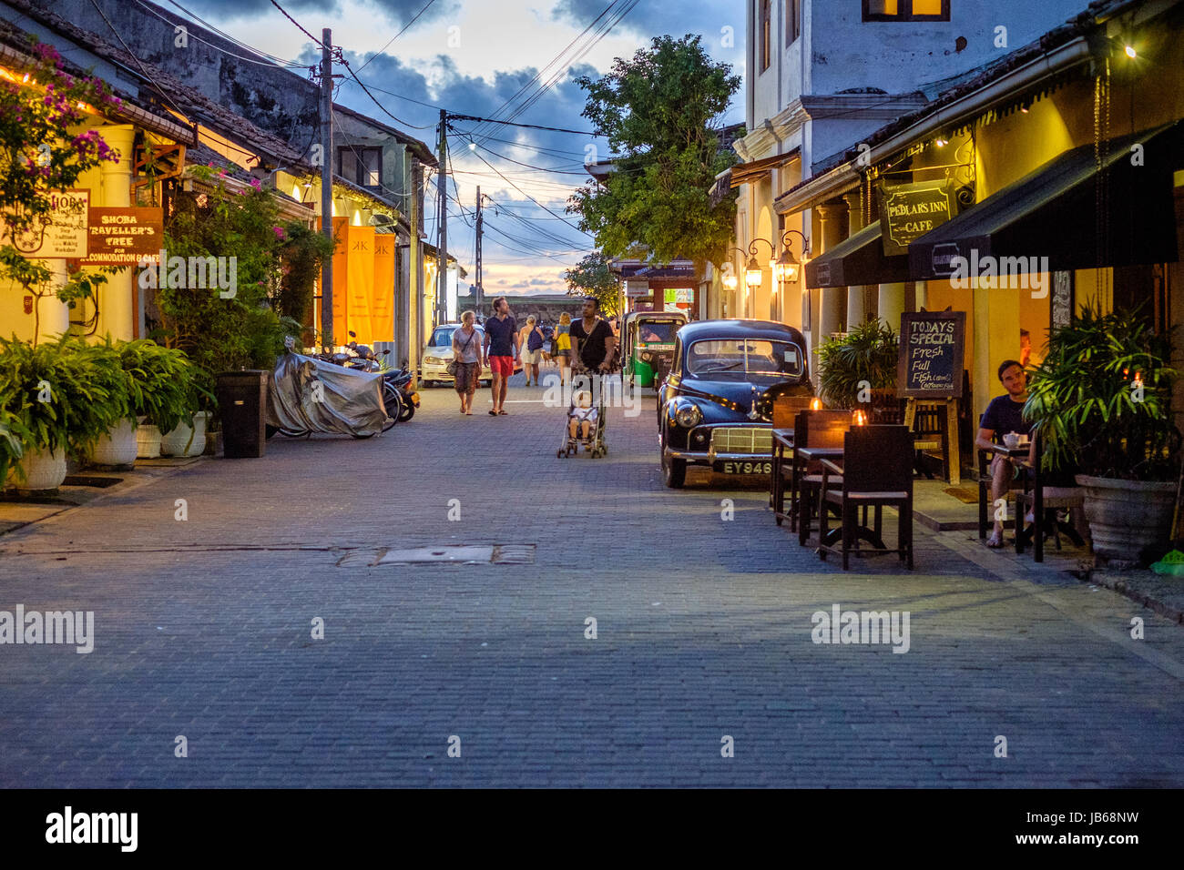 Des touristes se promènent dans une rue de Galle, Sri Lanka Banque D'Images
