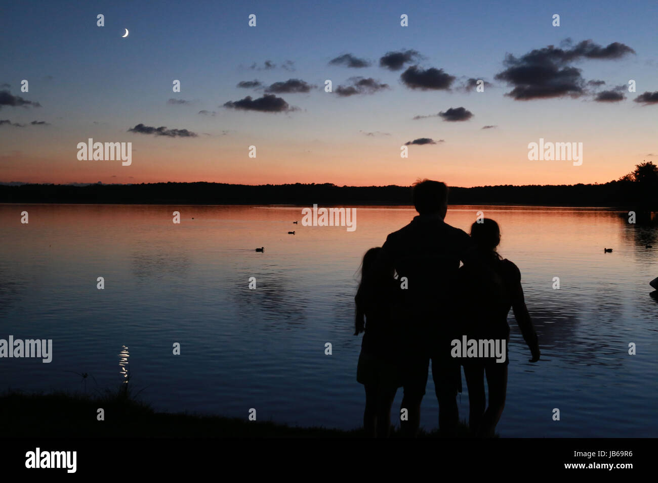 Magnifique coucher de soleil reflété sur le lac à Azur, France avec ciel de nuit et clair de lune claire Banque D'Images