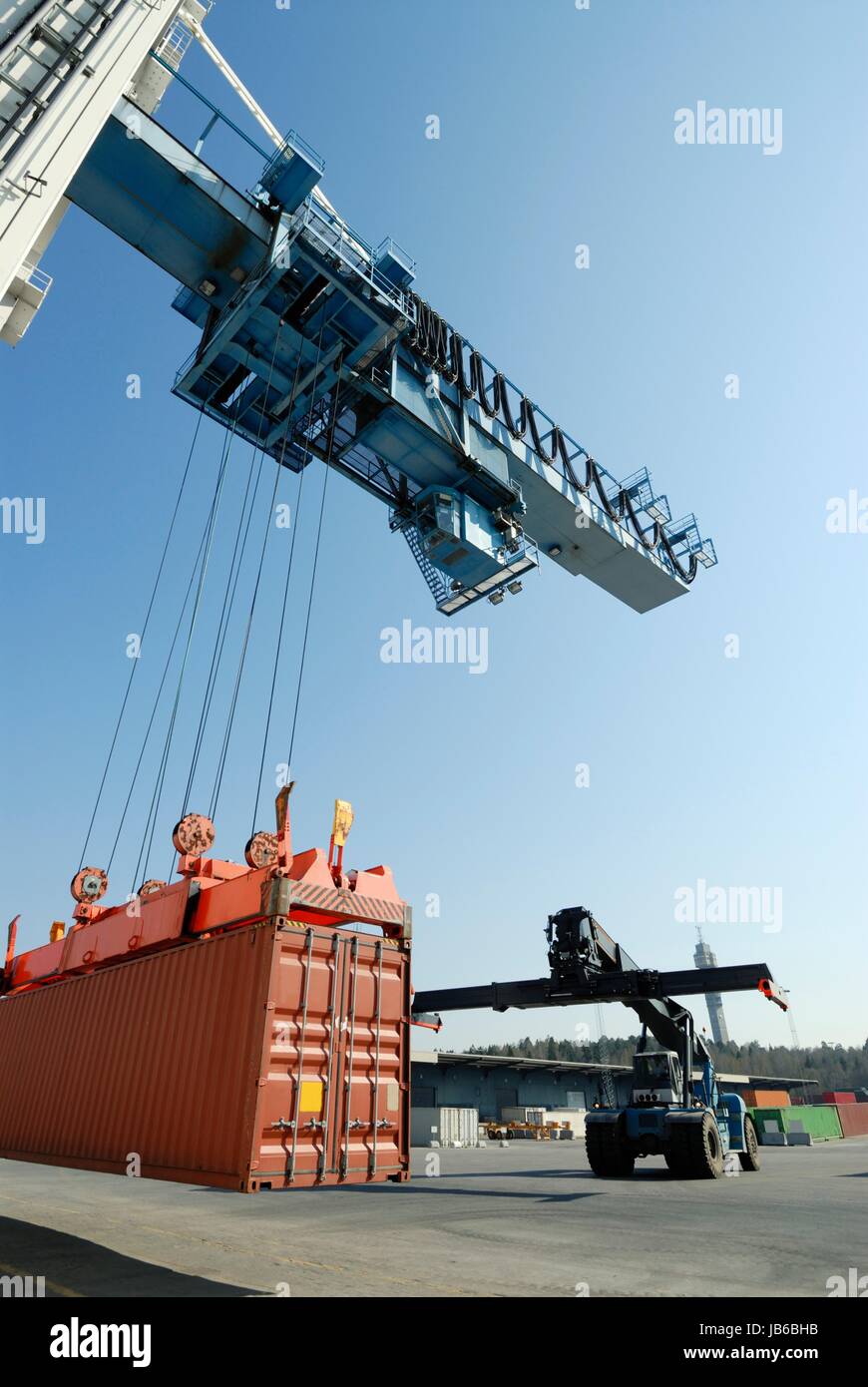 L'abaissement de la grue contenant d'expédition. Banque D'Images