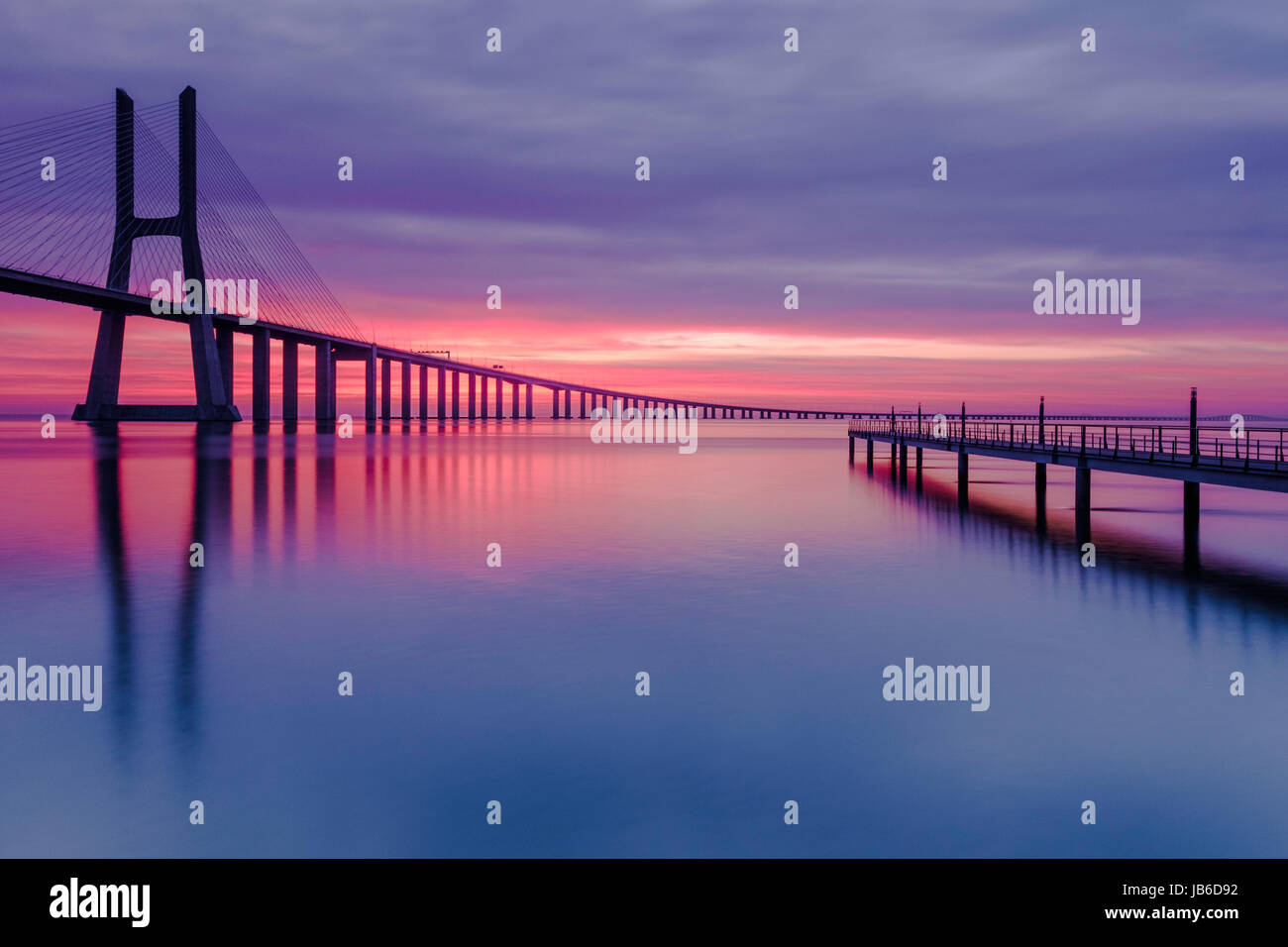 Lever du soleil sur le pont Vasco de Gama, Lisbonne, Portugal Banque D'Images