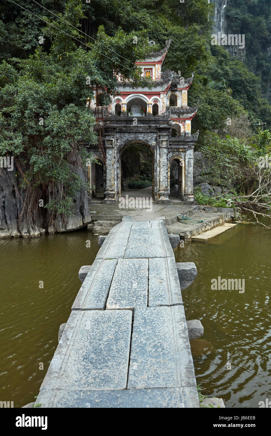 Pont pied et porte de la Pagode Bich Dong et de grottes, (UNESCO World Herritage Area), près de Ninh Binh, Vietnam Banque D'Images