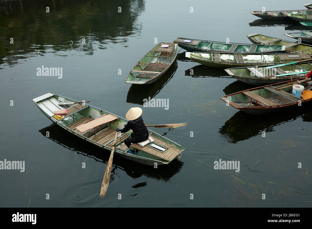 Femme en bateau au port de plaisance de Ninh Hai pour Tam Coc excursions en bateau, Ninh Binh, Vietnam Banque D'Images