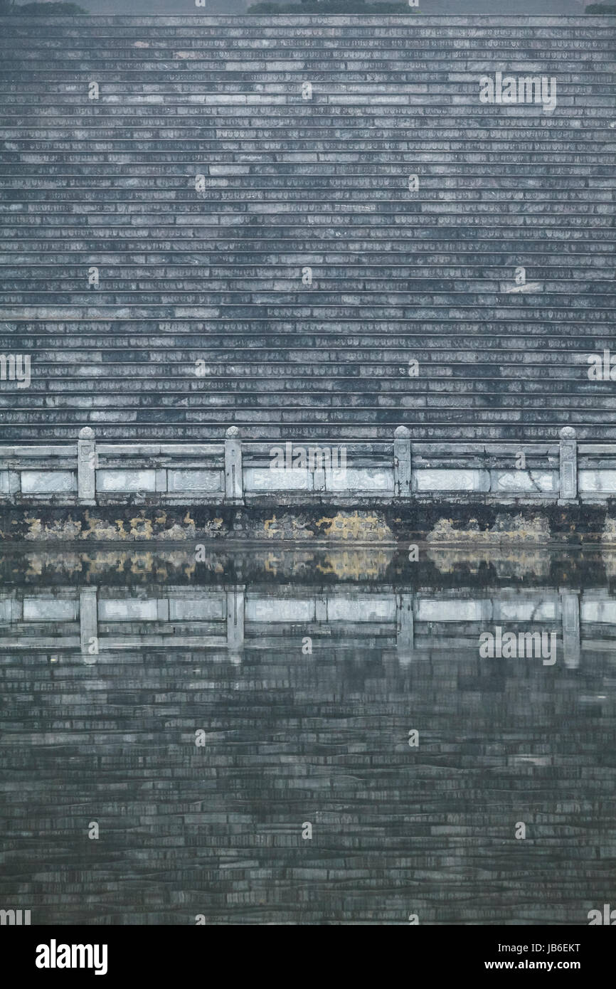 Escalier géant réfléchi sur l étang à Bai Dinh Buddist Temple complexe, près de Ninh Binh, Vietnam Banque D'Images