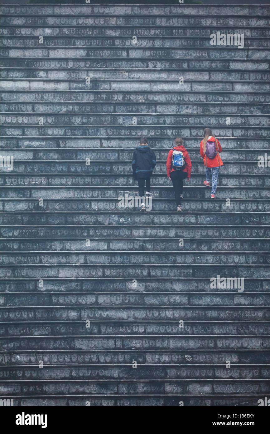 Les touristes en escalier géant Bai Dinh Buddist Temple complexe, près de Ninh Binh, Vietnam Banque D'Images