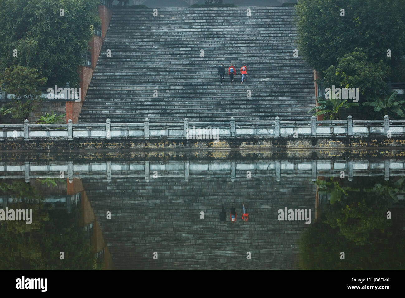 Les touristes en escalier géant Bai Dinh Buddist Temple complexe, près de Ninh Binh, Vietnam Banque D'Images