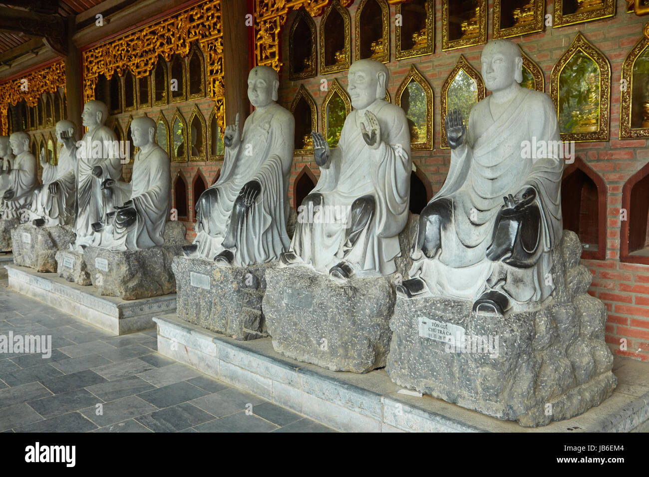 Rangée de statues Arhat, Bai Dinh Buddist Temple complexe, près de Ninh Binh, Vietnam Banque D'Images