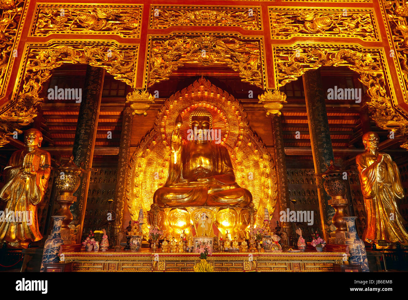 Bouddha Doré géant, Bai Dinh Buddist Temple complexe, près de Ninh Binh, Vietnam Banque D'Images