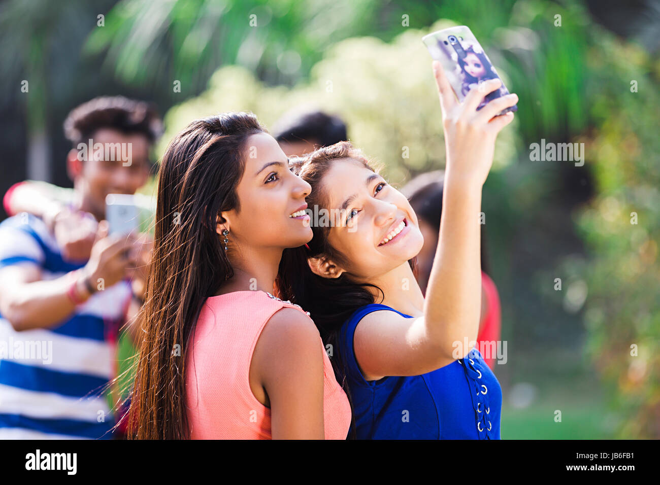 2 Indian college girls friend en tenant le téléphone en selfies park Banque D'Images