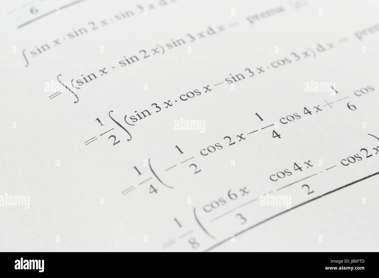 Libre d'une page de livre de maths avec intégrales et fonctions trigonométriques Banque D'Images