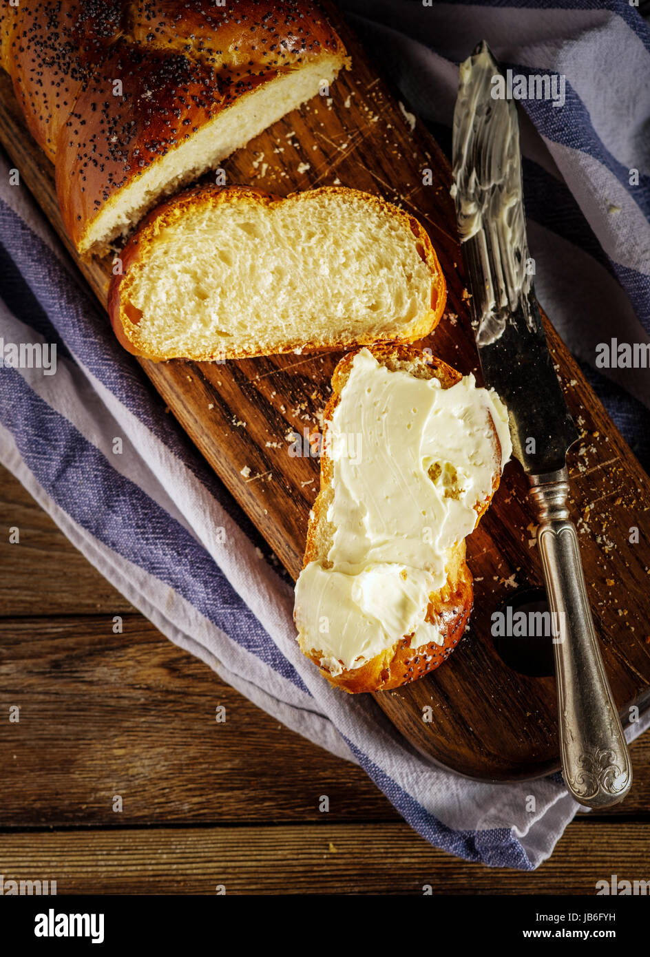 Tranches de Hala avec du beurre est un sabbat juif traditionnel frais sucré pain Banque D'Images
