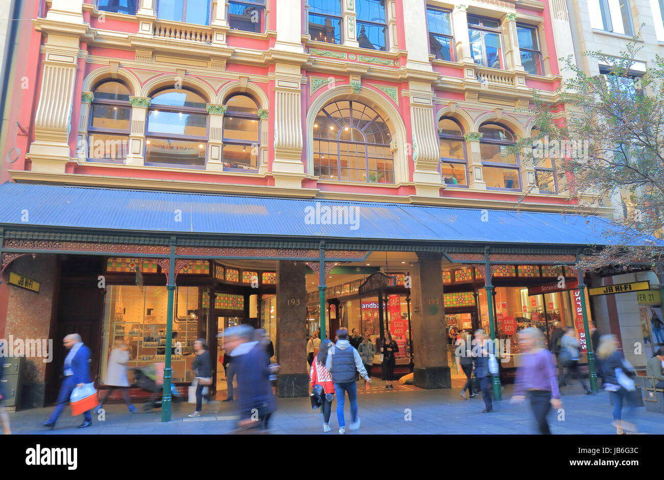 Personnes visitent Pitt Street Mall à Sydney en Australie. Pitt Street Mall est un préhistorien rue avec les grands magasins et boutiques dans le centre-ville de Sydney. Banque D'Images