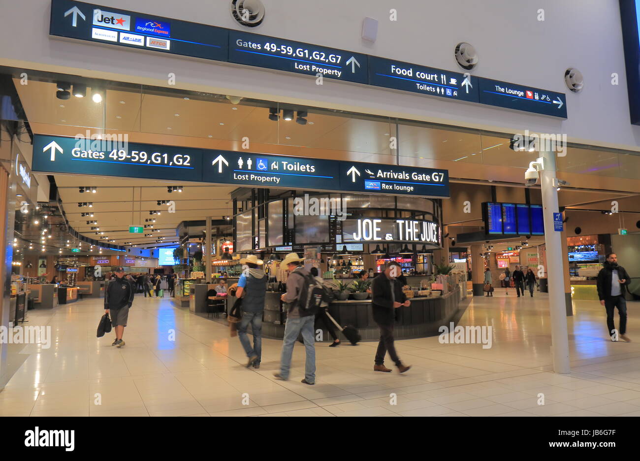 Les gens voyagent à l'aéroport domestique de Sydney à Sydney en Australie. Banque D'Images