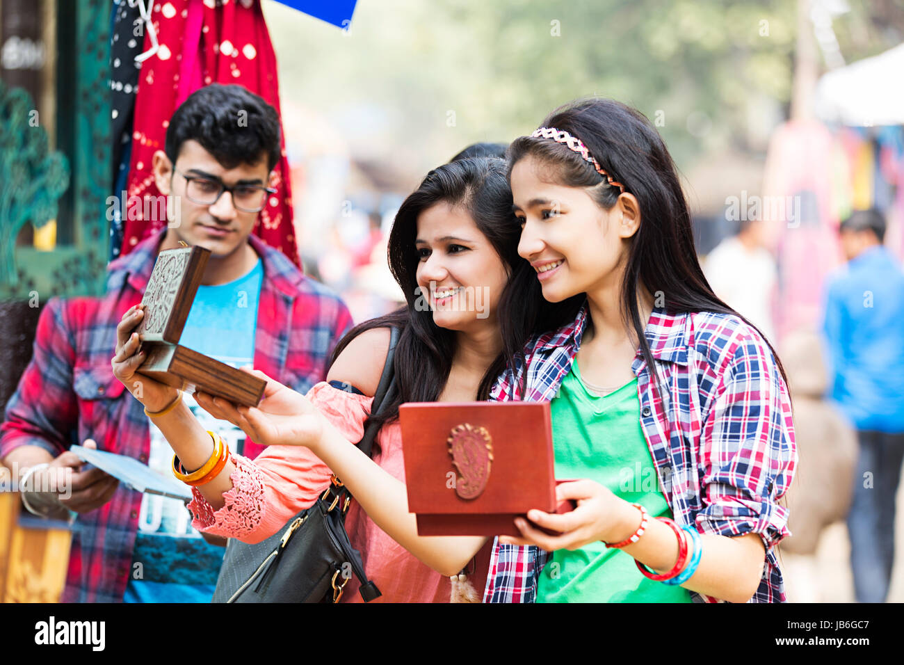 Les jeunes adolescents amis Achats de cadeau d'ouverture à Mela Surajkund Haryana Banque D'Images