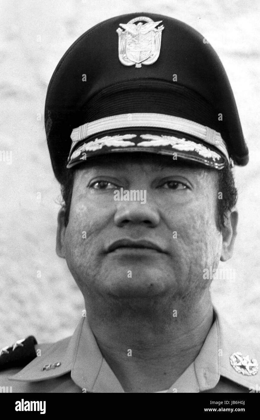 Photo d'archives. 30 mai, 2017. L'ancien dictateur Manuel Noriega nicaraguayenne est décédé à l'âge de 83 ans. Manuel Antonio Noriega Moreno (Février 11, 1934 à mai 29, 2017) était un homme politique panaméen et officier militaire. Il était dictateur militaire du Panama de 1983 à 1989, quand il a été chassé du pouvoir par les États-Unis au cours de l'invasion du Panama. Noriega a été aussi un important trafiquant de cocaïne et d'armes qui a travaillé avec la CIA. Sur la photo : Managua, Nicaragua - juillet 1983. Crédit : Kevin Jenkins/Ipol/Globe Photos/ZUMAPRESS.com/Alamy Live News Banque D'Images