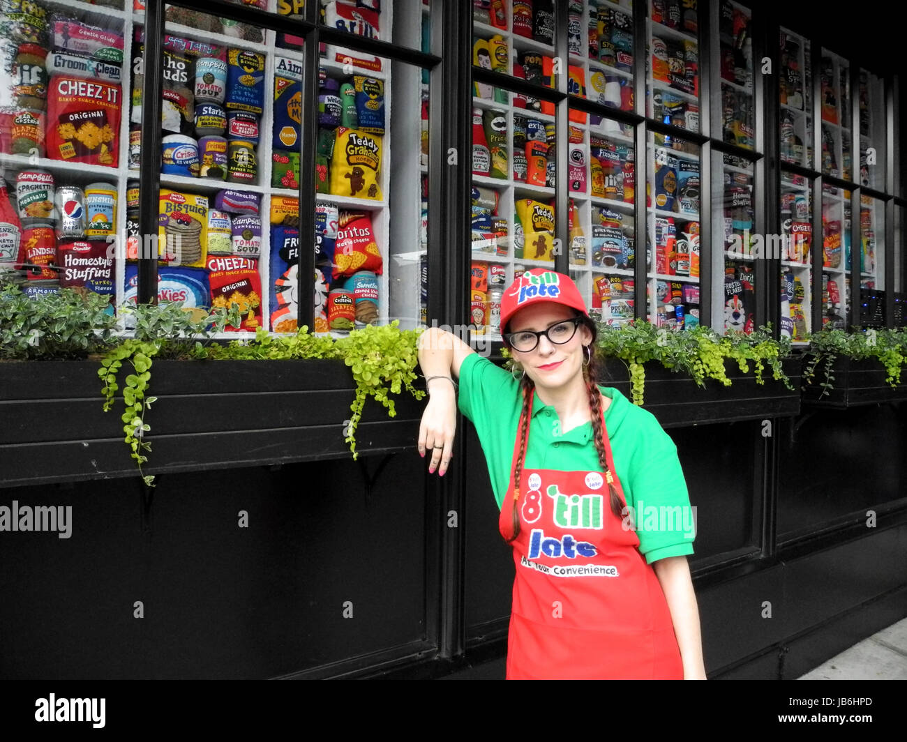 L'artiste britannique Lucy Sparrow se tient juste en face de son épicerie '8 'jusqu'à la fin", dans lequel tout est fait de l'impression à New York, États-Unis, 08 juin 2017. Photo : Johannes Schmitt-Tegge/dpa Banque D'Images