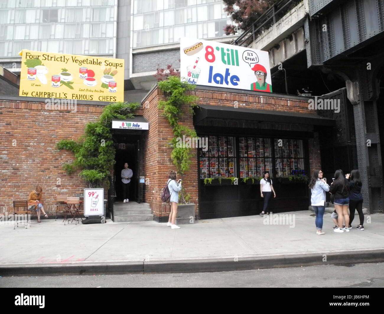 La vue extérieure de l'épicerie '8 'jusqu'à la fin' de l'artiste britannique Lucy Sparrow dans lequel tous les produits sont fabriqués à partir de l'impression à New York, États-Unis, 08 juin 2017. Photo : Johannes Schmitt-Tegge/dpa Banque D'Images