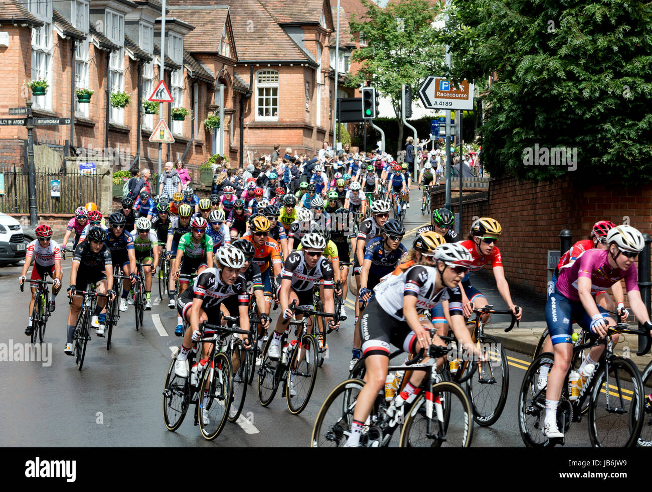 Warwick, Warwickshire, Royaume-Uni. 9 juin, 2017. UK. Les cyclistes sur l'étape 3 de l'Ovo féminin de l'énergie passent par le centre-ville de Warwick. Crédit : Colin Underhill/Alamy Live News Banque D'Images