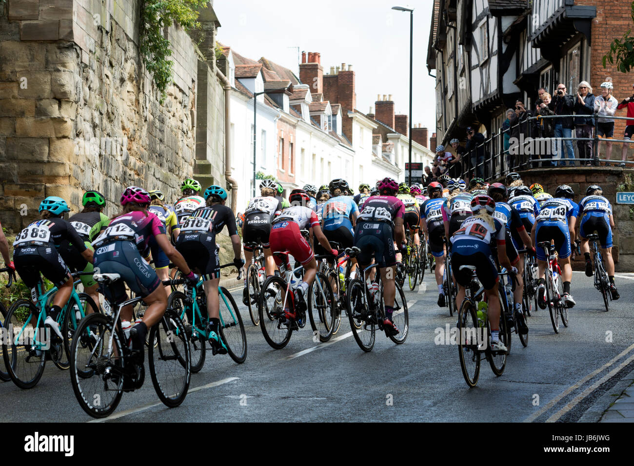 Warwick, Warwickshire, Royaume-Uni. 9 juin, 2017. UK. Les cyclistes sur l'étape 3 de l'Ovo féminin de l'énergie passent par le centre-ville de Warwick. Crédit : Colin Underhill/Alamy Live News Banque D'Images