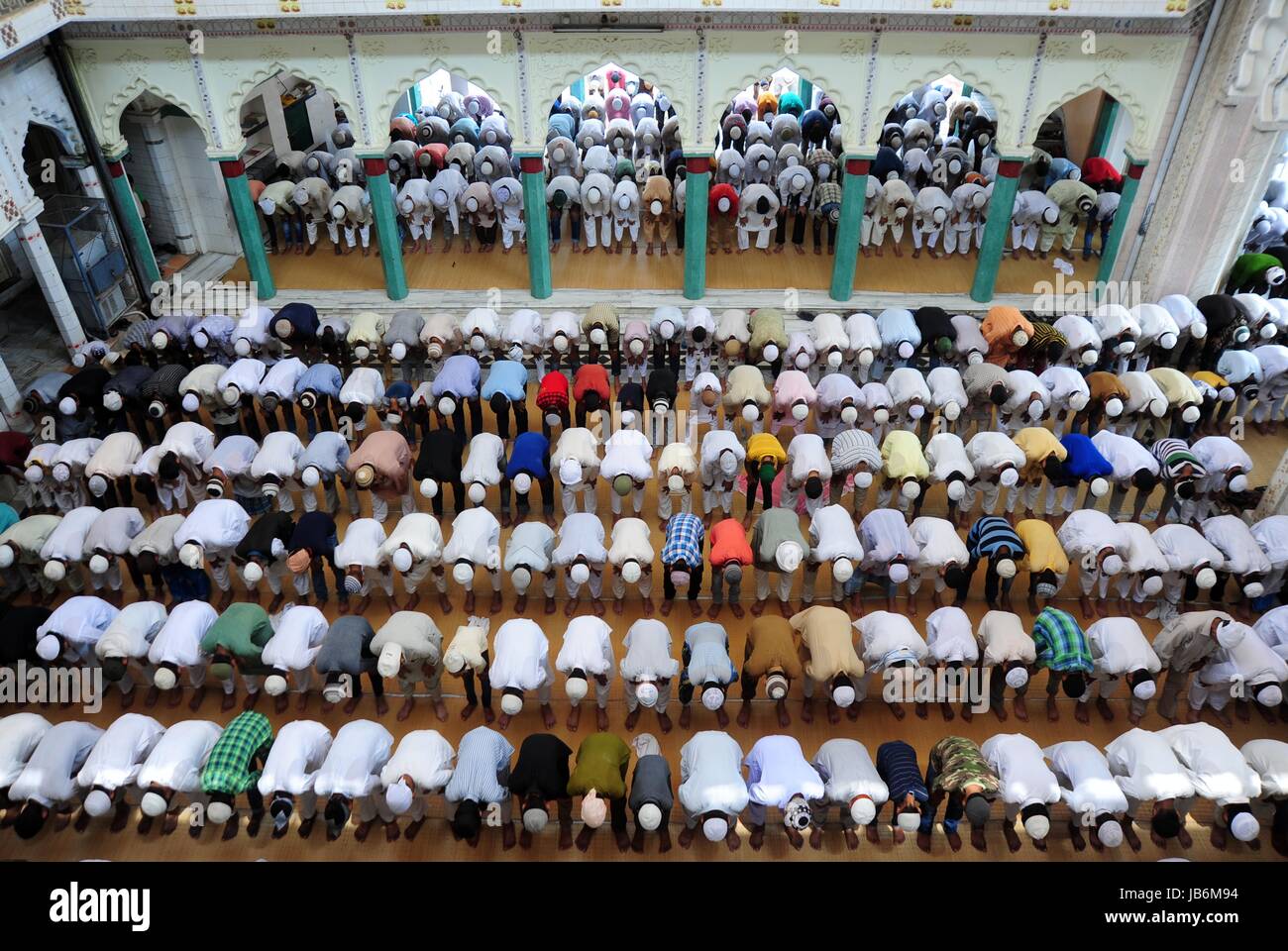 Allahabad, Uttar Pradesh, Inde. 9 juin, 2017. Allahabad : musulmans indiens offrent la prière/Namaz à l'occasion de 2e vendredi appelé zuma lors de Hazarat Washi Ullah mosquée à Allahabad sur 09-06-2017. Photo par Prabhat Kumar verma Crédit : Prabhat Kumar Verma/ZUMA/Alamy Fil Live News Banque D'Images