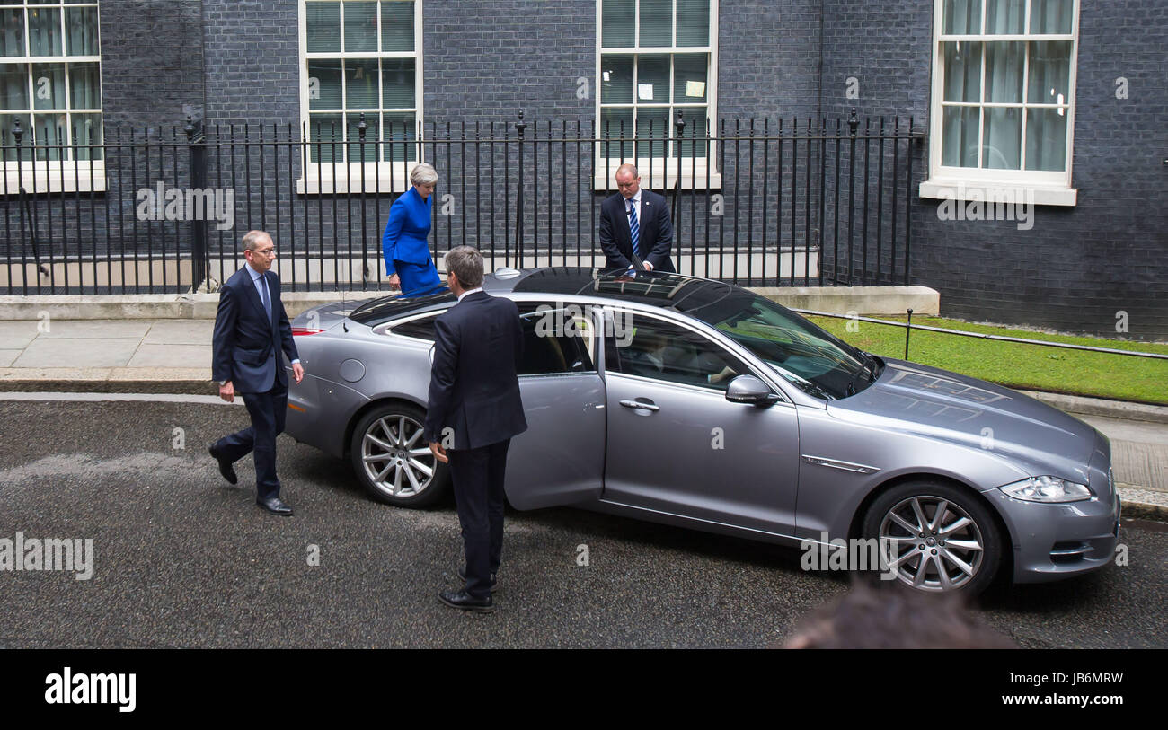 Londres, Royaume-Uni. 9 juin, 2017. Le Premier ministre britannique Theresa May et son mari quitter le 10 Downing Street, de Buckingham Palace à rencontrer la reine à Londres, Angleterre le 9 juin 2017. Crédit : Richard Washbrooke/Xinhua/Alamy Live News Banque D'Images