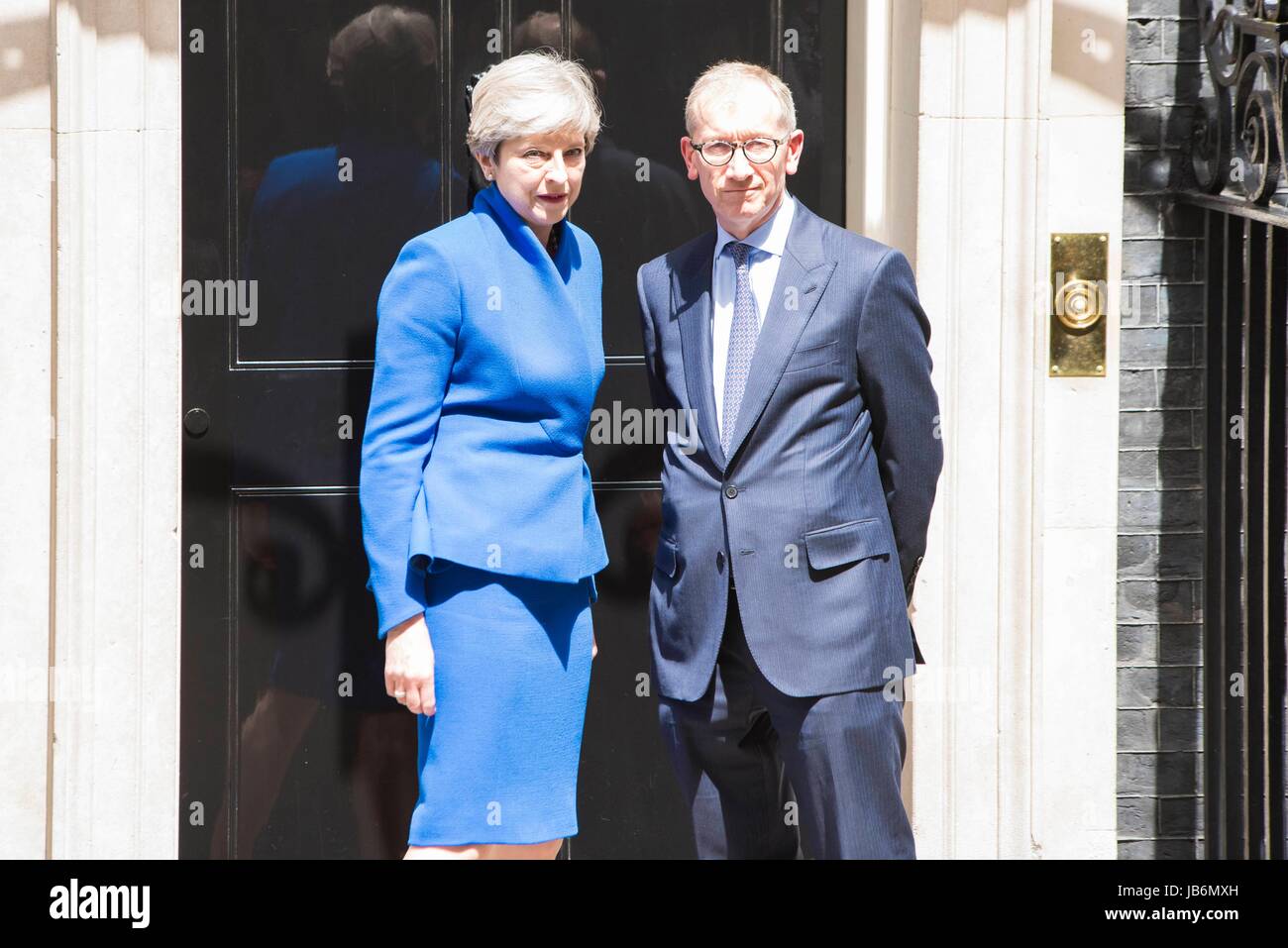 Un parlement ne parvient pas à remporter la majorité. Premier ministre Theresa Mai et son mari, Philip peut, poser pour des photos qu'ils arrivent en arrière au 10 Downing Street à Londres, le vendredi après la visite de la reine Elizabeth II, un jour après les élections générales en Grande-Bretagne. Londres, Royaume-Uni. 09/06/2017 | Le monde d'utilisation Banque D'Images