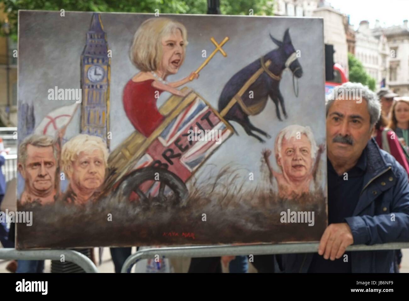 Londres, Royaume-Uni. 9 juin 2017. Artiste Kaya Mar avec son dernier satire politique peinture de premier ministre Theresa Mai sur un chariot tiré par un âne avec Boris Johnson et David Davis Brexit Ministre . Le Premier ministre britannique à l'avant-plan peut Theresa à former un gouvernement avec la DUP après avoir échoué à obtenir une majorité au Royaume-Uni élection générale. Credit : claire doherty/Alamy Live News Banque D'Images