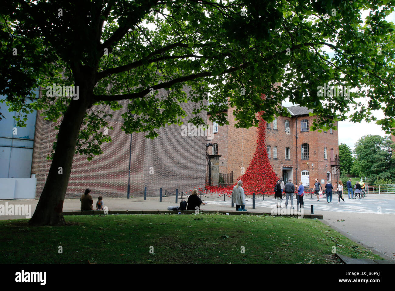 Londres, Royaume-Uni. Jun 9, 2017. Première représentation publique de la fenêtre d'affichage du pavot en pleurs à la Derby Tour Moulin à soie. L'écran est composé de plusieurs milliers de fleurs en céramique créés par Paul Derbyshire Cummins et fait partie de la magnifique mer de sang a balayé les terres et de l'exposition rouge à la Tour de Londres en 2014. Derby, Royaume-Uni. 9 juin 2017. Crédit : Richard Holmes/Alamy Live News Banque D'Images