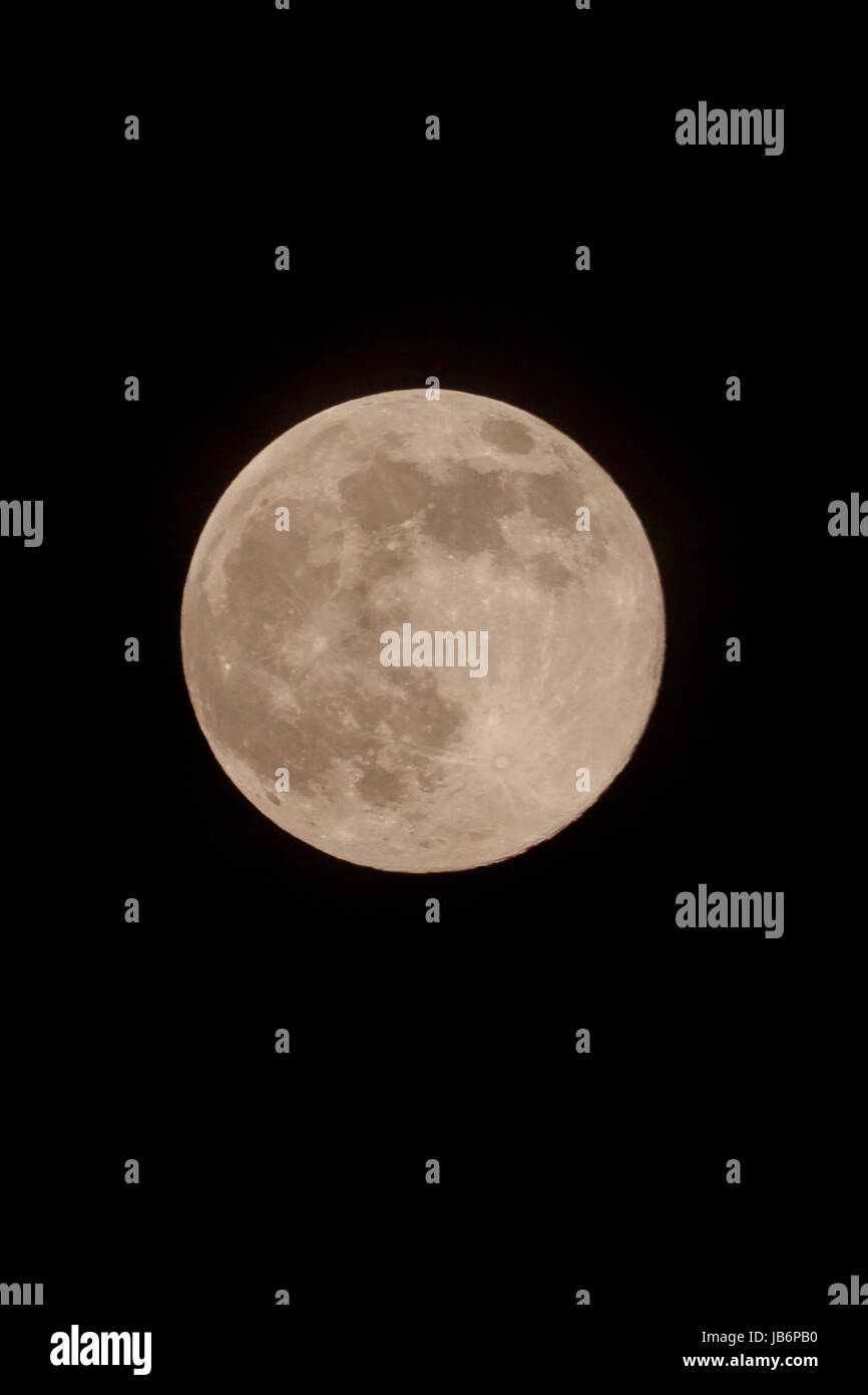 Une fraise lune se lève sur la ville de Tokyo le 9 juin 2017, au Japon. C'est un phénomène astronomique qui se produit pendant cette période de l'année, quand la lune est la plus proche de l'horizon et brille dans un ton rosé. Strawberry Moon est nommé d'après la saison des fraises qui commence en juin. Credit : Rodrigo Reyes Marin/AFLO/Alamy Live News Banque D'Images