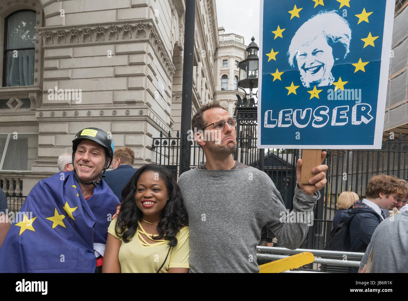 Londres, Royaume-Uni. 9 juin 2017. Après les résultats des élections ont montré qu'aucun parti n'avait la majorité, les manifestants sont venus à Westminster pour exiger que Theresa peut démissionner. Elle a l'intention de rester et d'essayer de gouverner, en s'appuyant sur les votes de la DUP, Parti lié à des paramilitaires loyalistes. Un manifestant devant les portes de Downing St détient un poster avec Theresa peut entouré par les étoiles du drapeau européen et le message 'LEUSER', un jeu de mot sur 'perdant'. Credit : ZUMA Press, Inc./Alamy Live News Banque D'Images