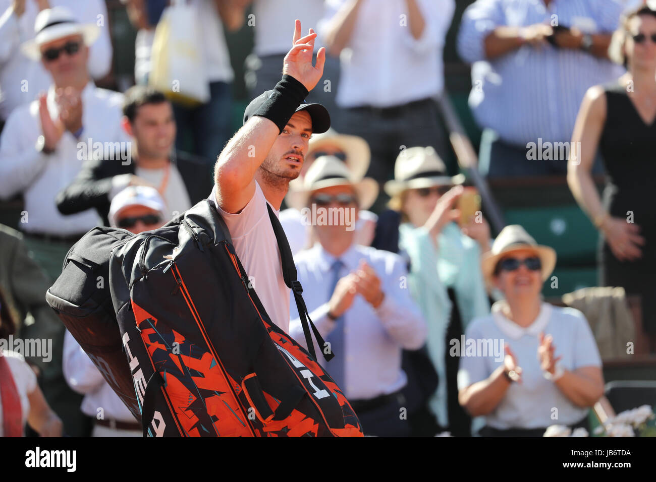 Paris, France. 09Th Juin, 2017. Le joueur de tennis Écossais Andy Murray, c'est remercier la foule après avoir perdu son match de la 1/2 finale de l'ATP Open de France de Roland Garros vs joueur de tennis suisse Stan Wawrinka le 9 juin 2017 à Paris, France. - Crédit : Yan Lerval/Alamy Live News Banque D'Images