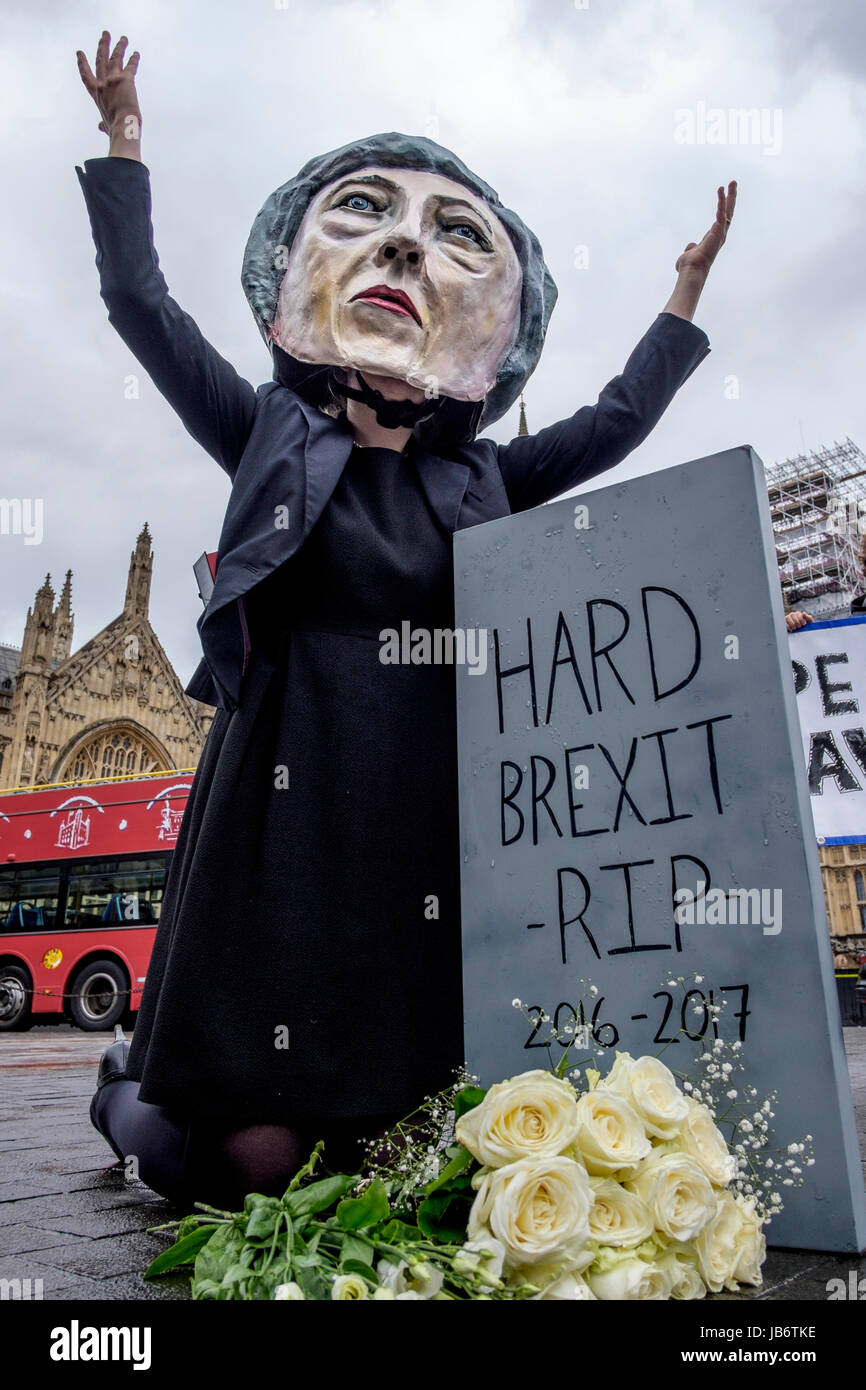 Londres, Royaume-Uni. 9 juin, 2017. Les membres du groupe activiste mondial Avaaz manifester contre Theresa May's Brexit stratégie suite Royaume-uni élection générale. Credit : Mark Phillips/Alamy Live News Banque D'Images