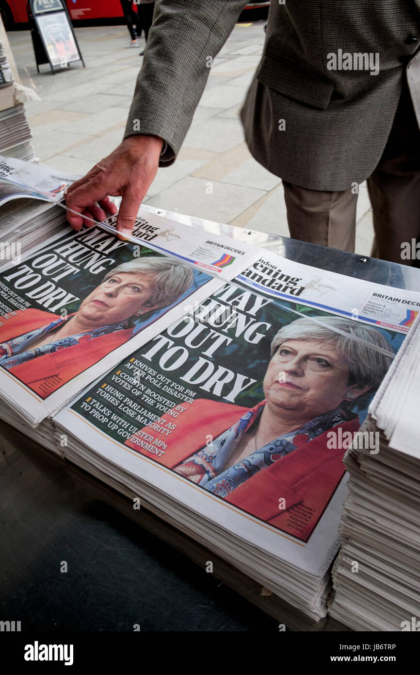 Londres, Royaume-Uni. 9 juin, 2017. Le London Evening Standard dont le rédacteur de journal est député conservateur et ancien ministre des Finances britannique, George Osborne des rapports sur les résultats de l'élection générale britannique. Credit : Mark Phillips/Alamy Live News Banque D'Images