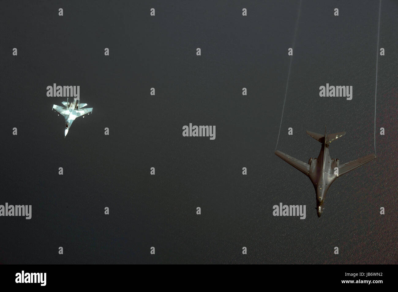 Mer Baltique. 09Th Juin, 2017. Un U.S. Air Force B-1B Lancer bomber, droite, à partir de la 28e Bomb Wing est intercepté par un russe Su-27 FLANKER avions pendant l'exercice BALTOPS près de l'espace aérien russe le 9 juin 2017 dans la mer Baltique. Porte-parole du Pentagone a dit le Capt Jeff Davis intercepter était considéré comme "sûr et professionnel.' Credit : Planetpix/Alamy Live News Banque D'Images