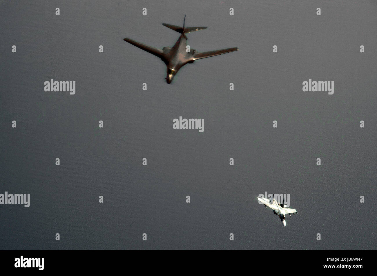 Mer Baltique. 09Th Juin, 2017. Un U.S. Air Force B-1B Lancer bomber, à gauche, à partir de la 28e Bomb Wing est intercepté par un russe Su-27 FLANKER avions pendant l'exercice BALTOPS près de l'espace aérien russe le 9 juin 2017 dans la mer Baltique. Porte-parole du Pentagone a dit le Capt Jeff Davis intercepter était considéré comme "sûr et professionnel.' Credit : Planetpix/Alamy Live News Banque D'Images