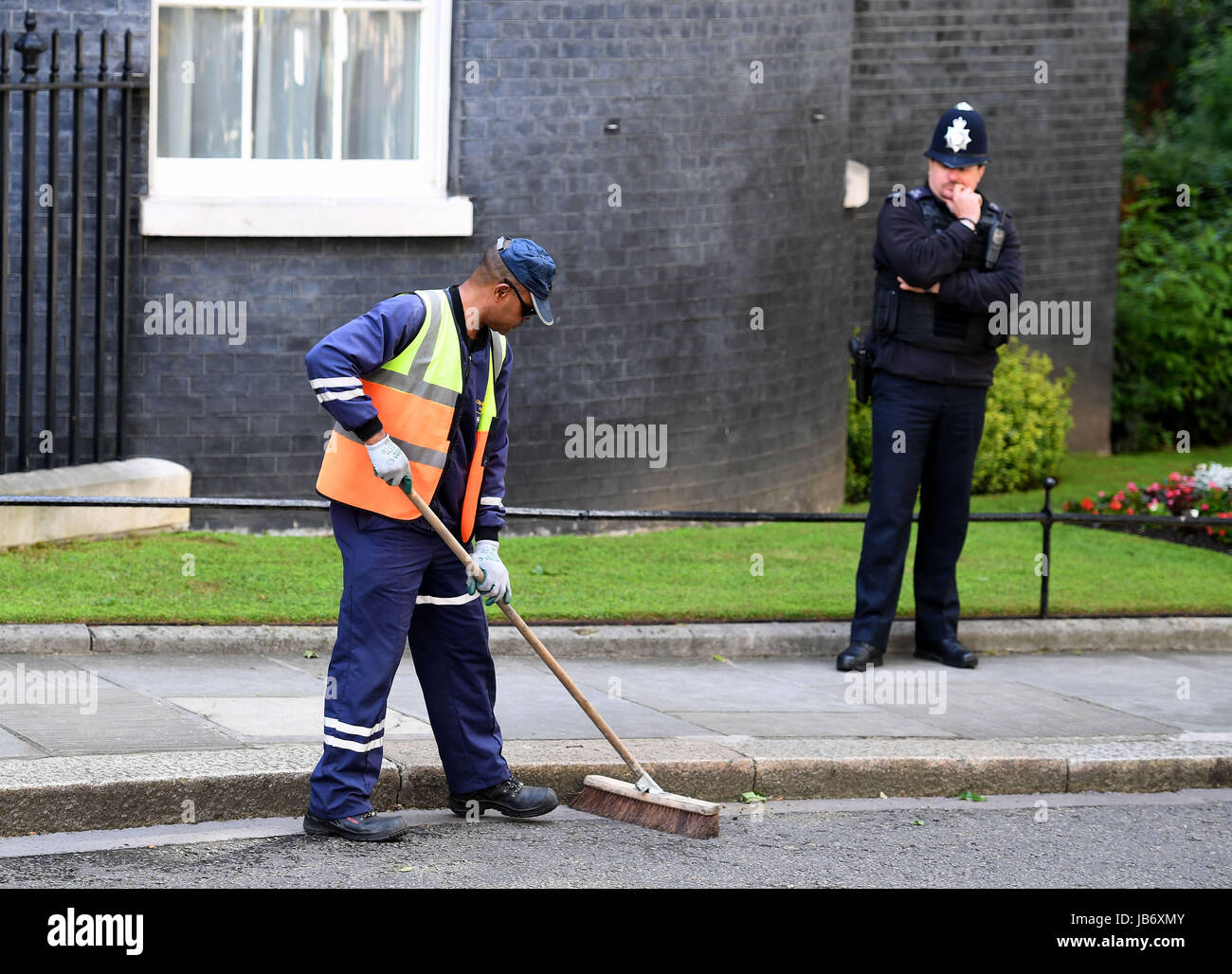 Londres, Royaume-Uni. 09Th Juin, 2017. Street Sweeper à Downing Street Crédit : Finnbarr Webster/Alamy Live News Banque D'Images