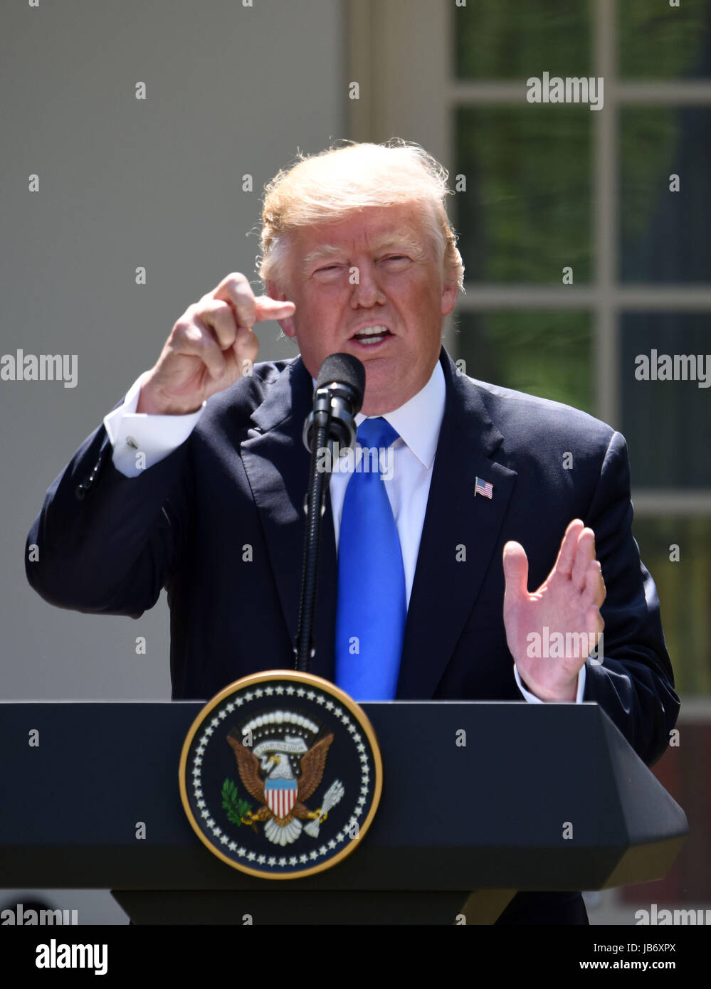 Washington, USA. 9 juin, 2017. Le Président américain Donald Trump prend la parole lors d'une conférence de presse conjointe avec le Président Klaus Iohannis roumain en visite (pas dans la photo) à la Maison Blanche à Washington, DC, États-Unis, le 9 juin 2017. Au cours de la conférence de presse, le président américain Donald Trump accusé le Qatar de "terrorisme financement à un niveau très élevé, la demande pressante des pays arabes du Golfe pour arrêter le financement. Credit : Yin Bogu/Xinhua/Alamy Live News Banque D'Images