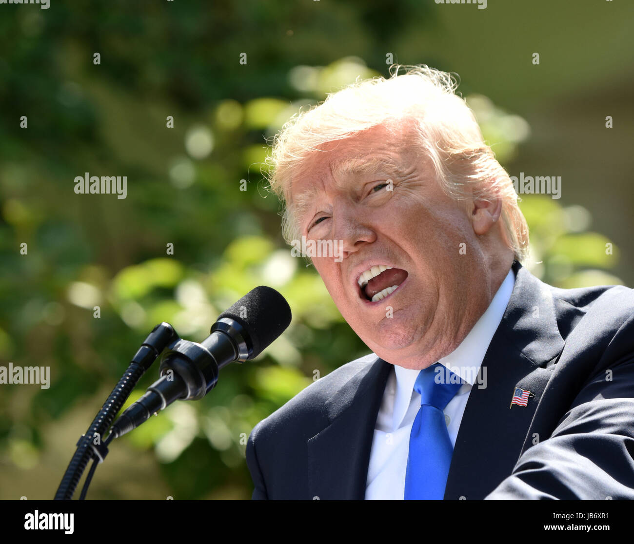 Washington, USA. 9 juin, 2017. Le Président américain Donald Trump prend la parole lors d'une conférence de presse conjointe avec le Président Klaus Iohannis roumain en visite (pas dans la photo) à la Maison Blanche à Washington, DC, États-Unis, le 9 juin 2017. Au cours de la conférence de presse, le président américain Donald Trump accusé le Qatar de "terrorisme financement à un niveau très élevé, la demande pressante des pays arabes du Golfe pour arrêter le financement. Credit : Yin Bogu/Xinhua/Alamy Live News Banque D'Images