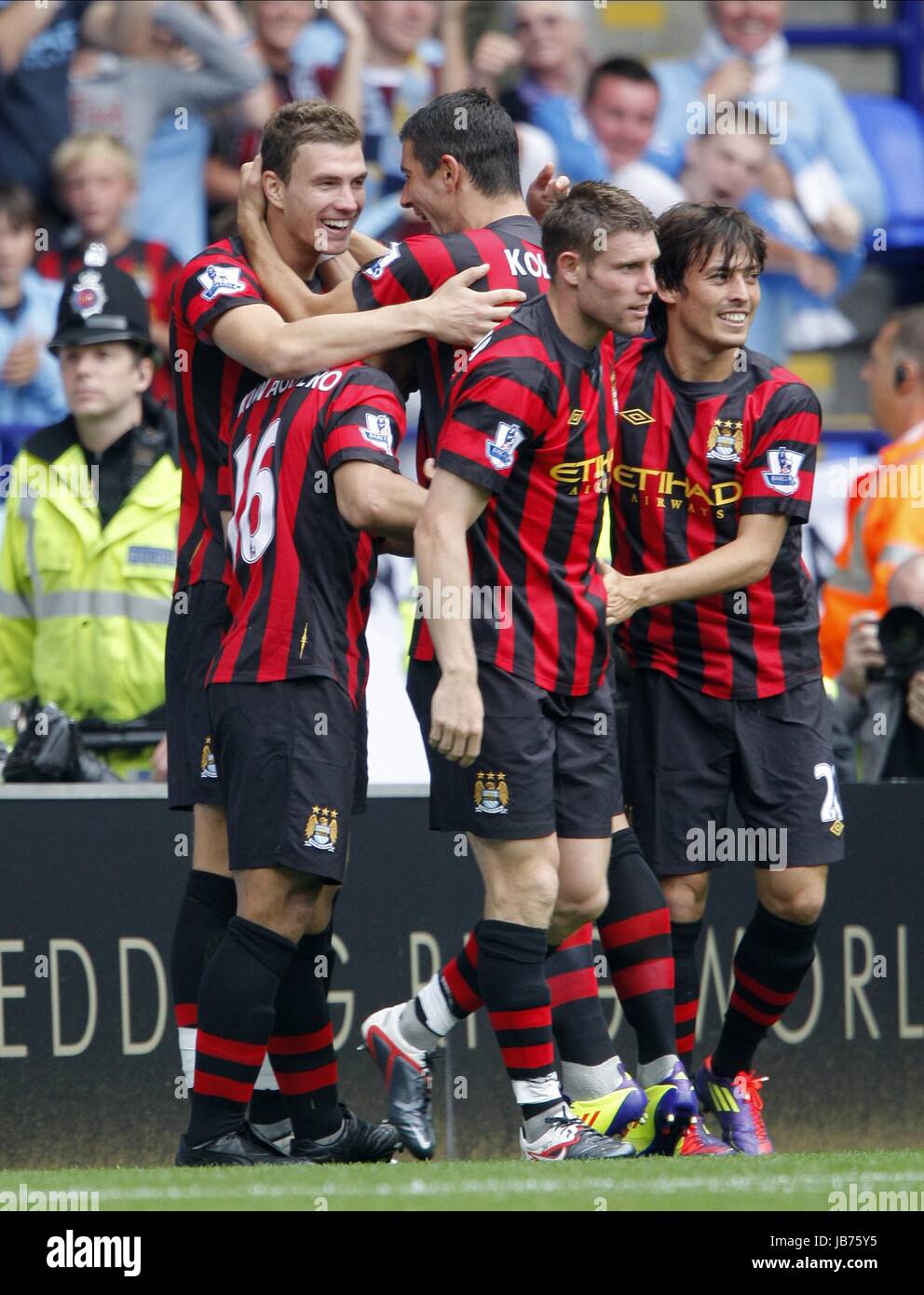 EDIN DZEKO CÉLÉBRER L'équipe de Bolton Wanderers V BOLTON V Manchester City FC STADE REEBOK BOLTON ANGLETERRE 21 Août 2011 Banque D'Images