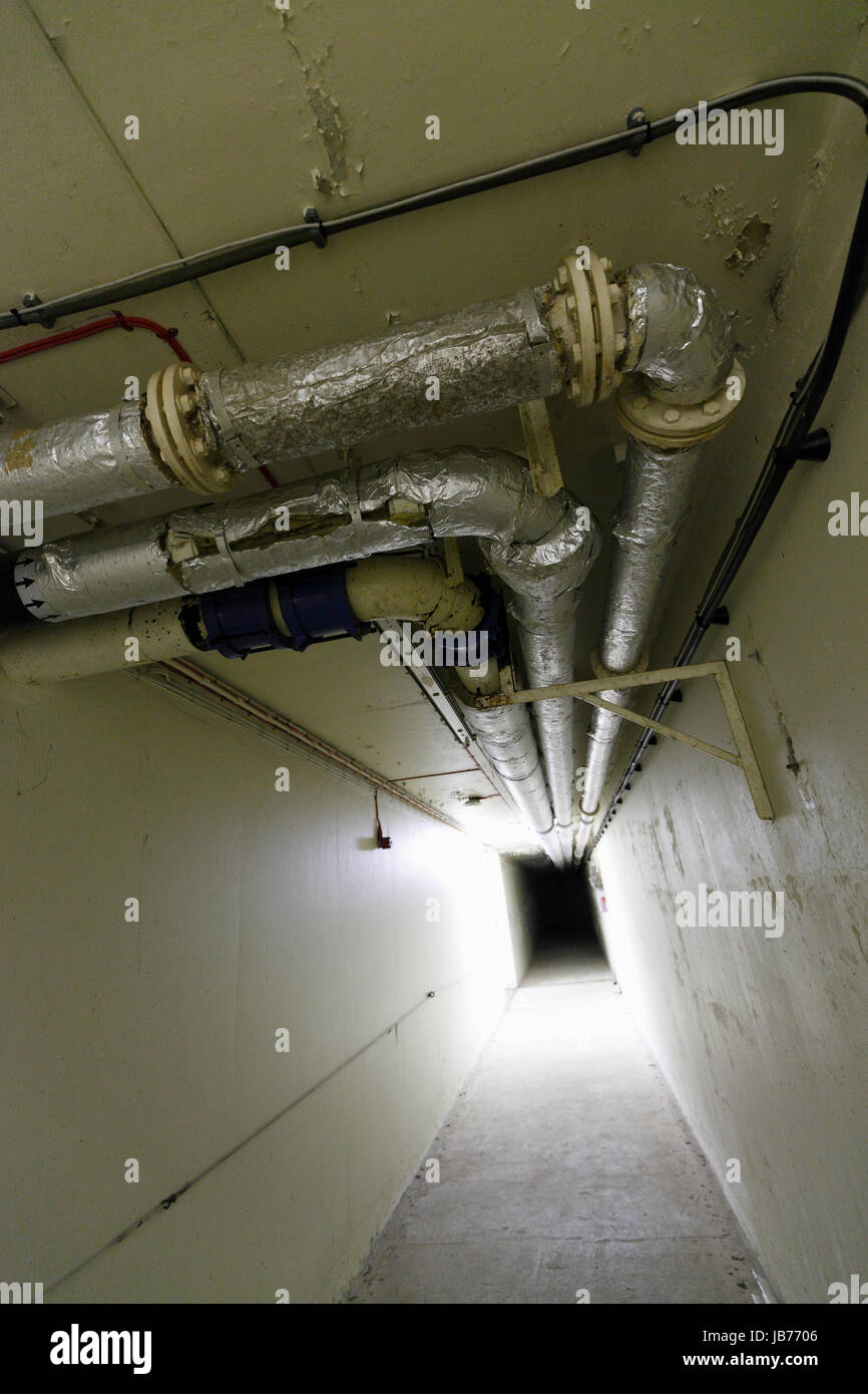 Couloir et tuyauteries à RAF Neatishead abri souterrain. Banque D'Images