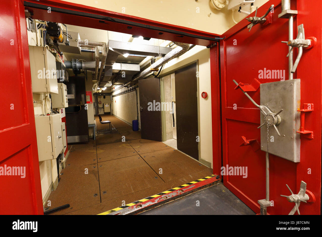 Metal blast rouge porte dans un bunker souterrain. Banque D'Images
