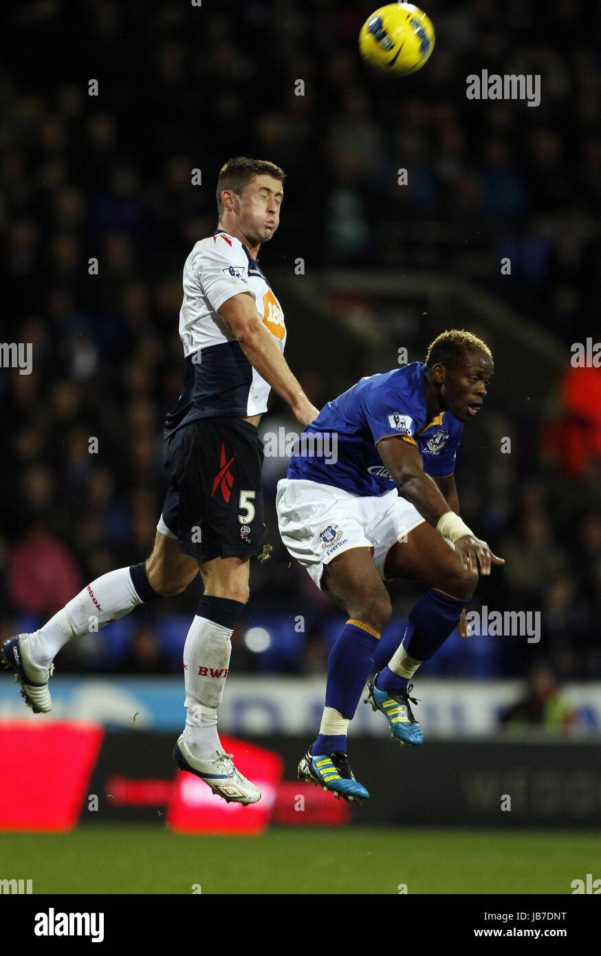 GARY CAHILL LOUIS SAHA d'EVERTON V BOLTON WANDERERS EVERTON V BOLTON WANDERERS STADE REEBOK BOLTON ANGLETERRE 26 Novembre 2011 Banque D'Images