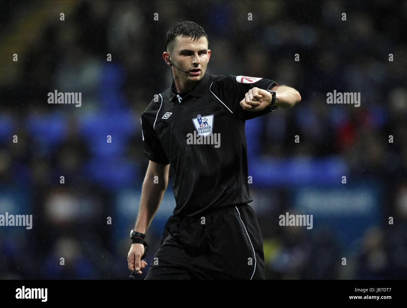 MICHAEL OLIVER ARBITRE ARBITRE FOOTBALL STADE REEBOK BOLTON ANGLETERRE 26 Novembre 2011 Banque D'Images