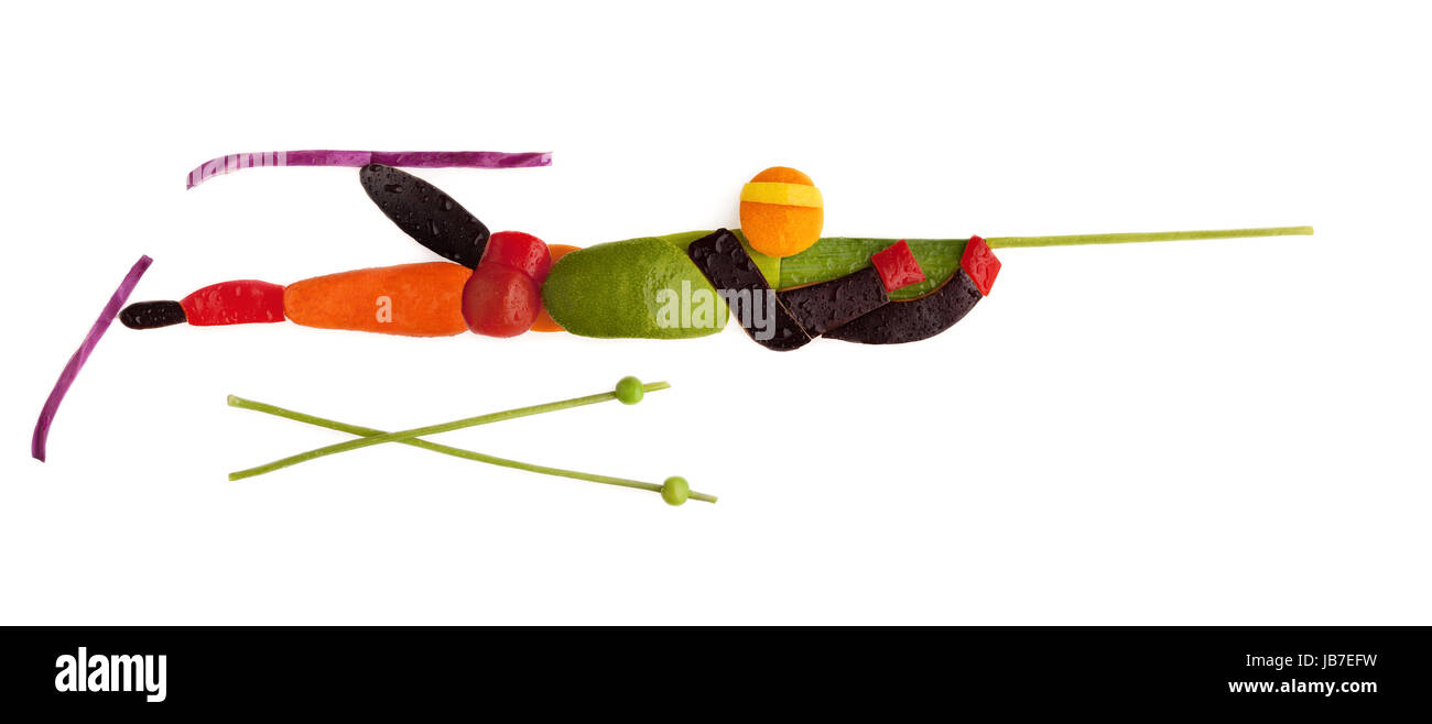 Fruits et légumes dans la forme d'un biathlète tir dans une position couchée. Banque D'Images