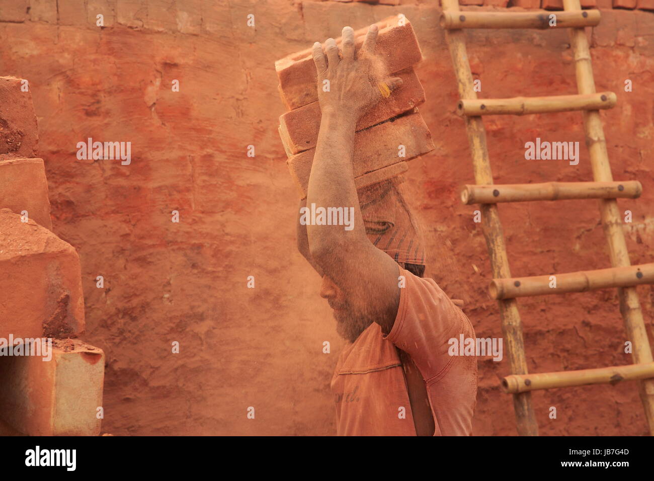 Un ouvrier travaille à brickfield à Khulna, Bangladesh. Banque D'Images