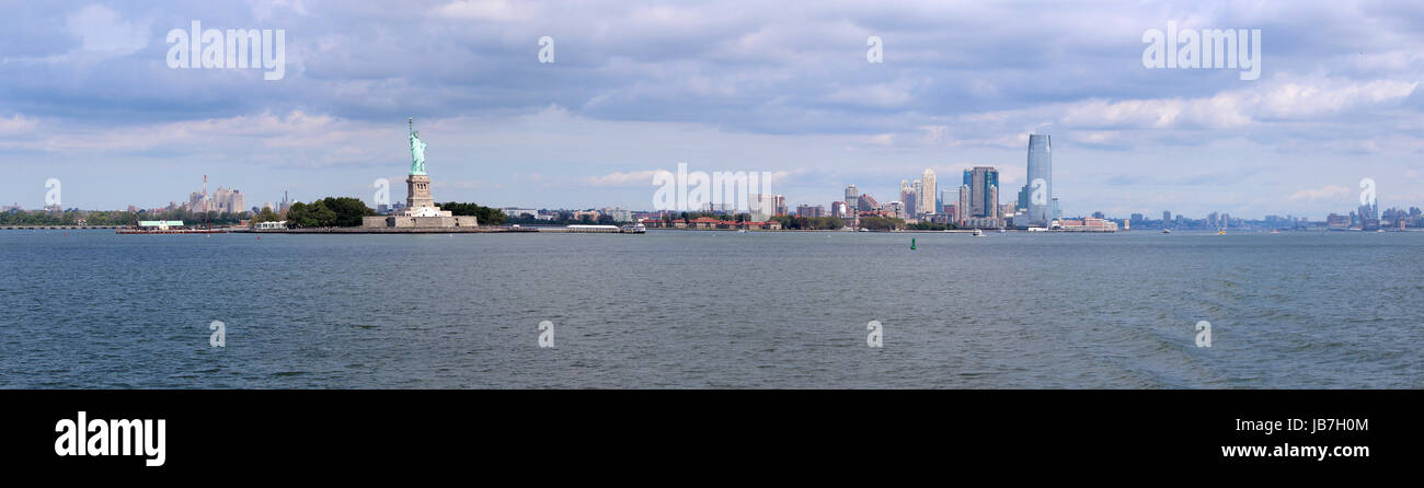 La Statue de la Liberté (La Liberté éclairant le monde), une gigantesque sculpture néoclassique sur Liberty Island au milieu du port de New York, Manhattan. La statue est d'une figure féminine robe Libertas, représentant la déesse romaine de la liberté, qui porte une torche et une tabula ansata Banque D'Images