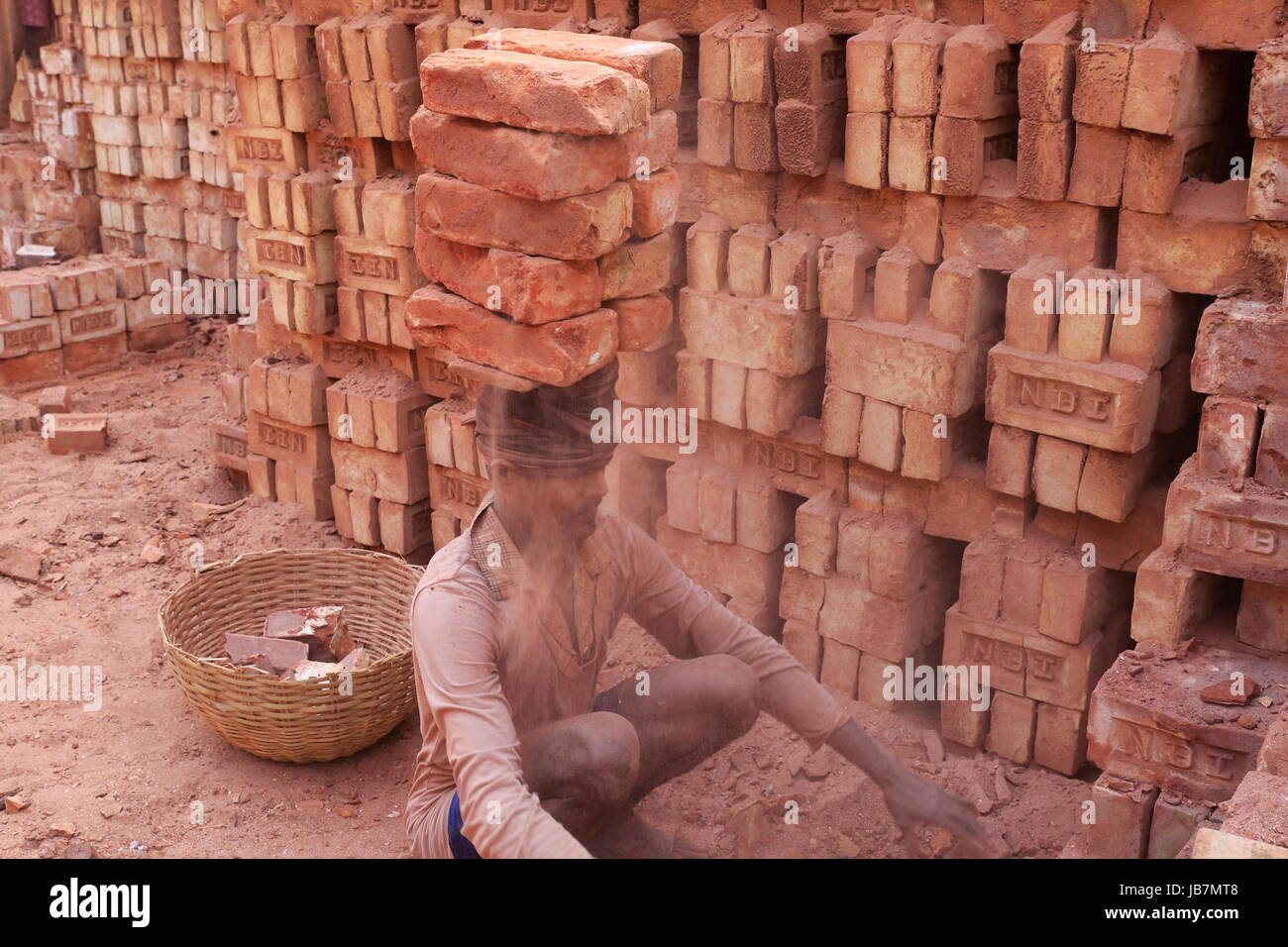 Un ouvrier travaille à brickfield à Khulna, Bangladesh. Banque D'Images