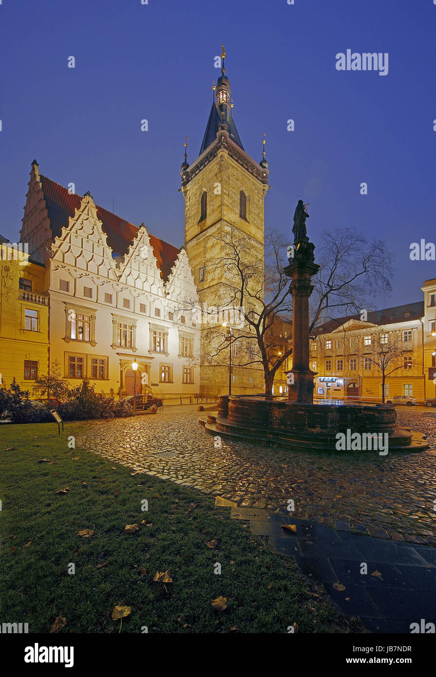 Vue de nuit Prague Nouvel hôtel de ville gothique sur la place Charles Banque D'Images