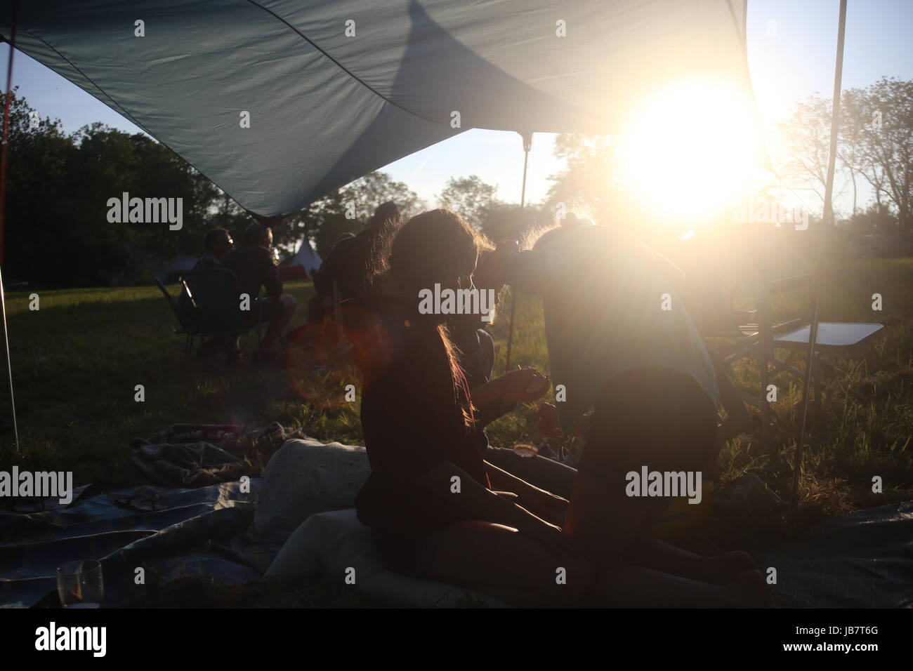 Jouissant de la liberté et de la peinture du visage avec le vibe festival camping au soleil Banque D'Images