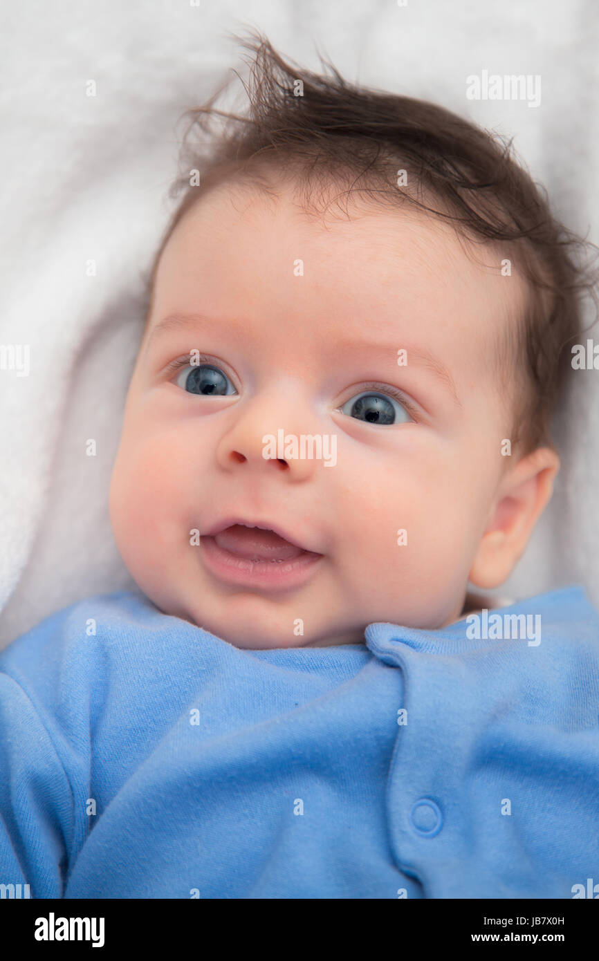 Studio Portrait of a happy 2 mois bébé garçon avec haut bleu. Banque D'Images