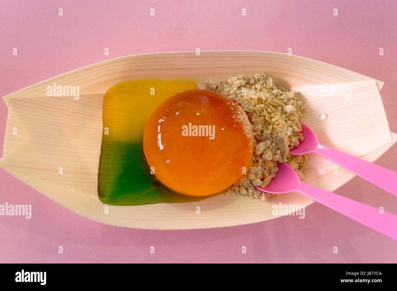 Gelée d'orange drop faite d'algues marines de sirop et de noix dessert Banque D'Images
